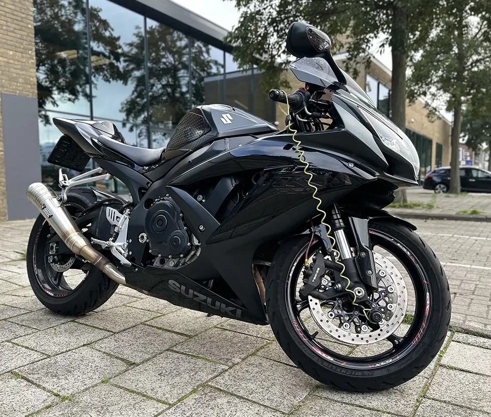 zwarte suzuki gsxr-750 met mivv uitlaat in haarlem geparkeerd