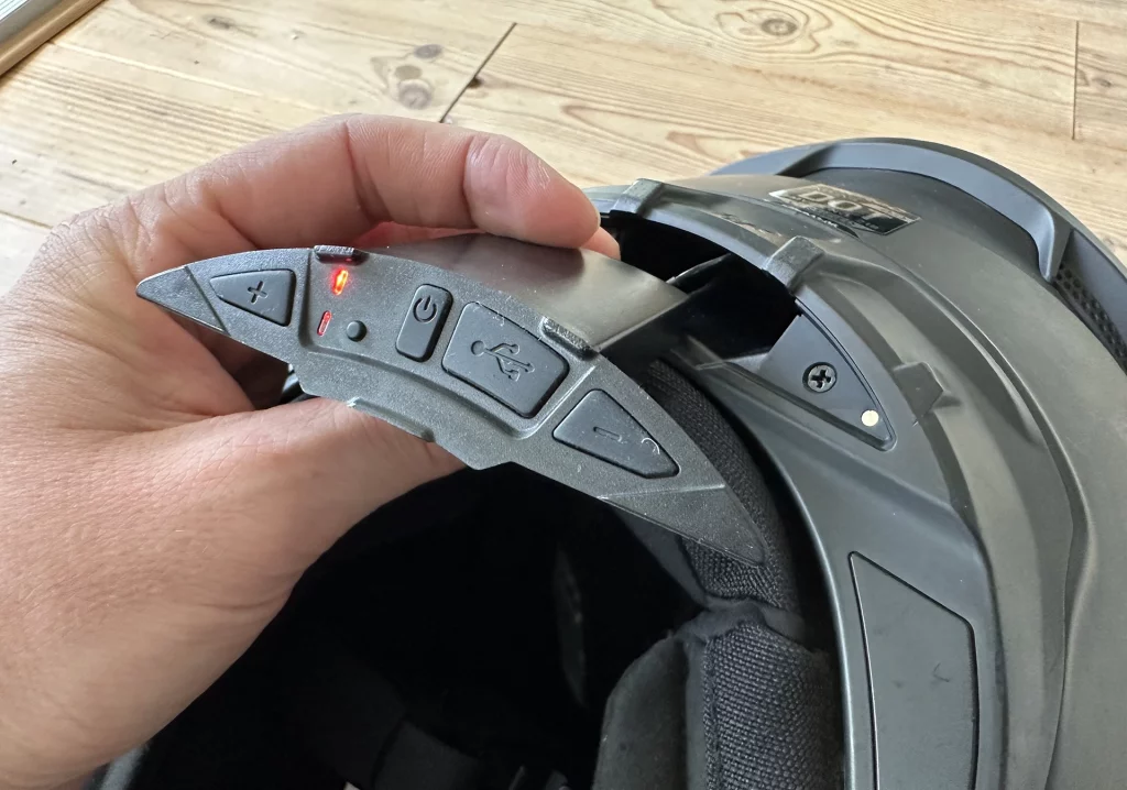 De motorhelm van Jasper Sonderen heeft een ingebouwd communicatiesysteem