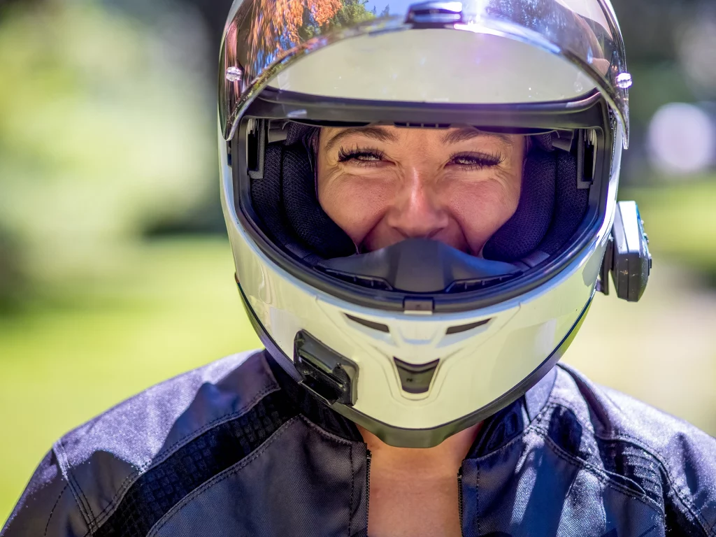 Vrouw met motorhelm en communicatie op.